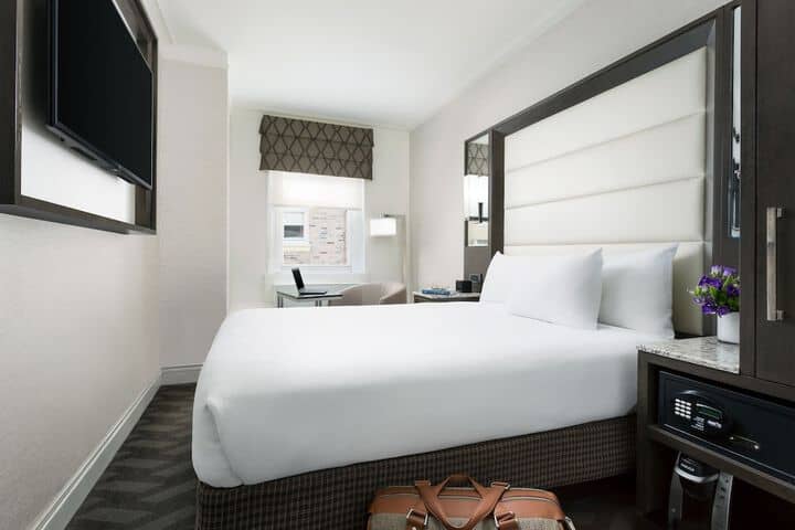 Room 35 of 144